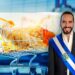 Nayib Bukele, presidente de El Salvdor en frente de carrito de mercado lleno de bitcoins frente a pantalla con gráfico de mercado y bandera de El Salvador superpuesta.