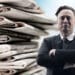 Elon Musk y periódicos apilados