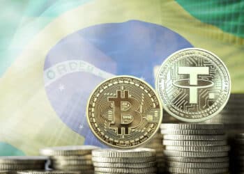 monedas de theter y bitcoin sobre monedas apiladas con bandera y edificios de brasil en el fondo