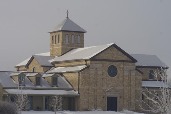 estructura y fachada de la iglesia católica Benedictas de MAria