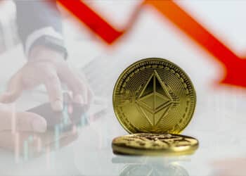 Ethereum con flecha roja y trader en el fondo