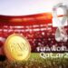 moneda de fan token apoyada en balón de futbol en campo de juego con logo del mundial de futbol en Quatar 2022