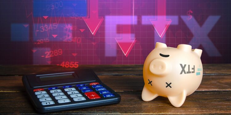 calculadora junto a alcancia con logo de FTX y gráfico de perdidas en el fondo