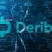 logo de Deribit sobre código con hacker y billetes de dolar cayendo en el fondo
