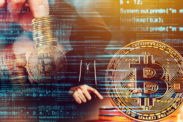 hacker señalando moneda de bitcoin con código superpuesto