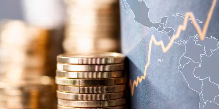 Monedas junto a flecha alcista representando la inflación acompañado de mapa.