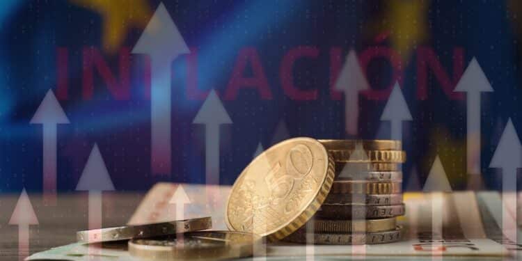 monedas de euros sobre mesa con flechas crecientes superpuestas y bandera de la comunidad europea en el fondo con "inflación" escrito