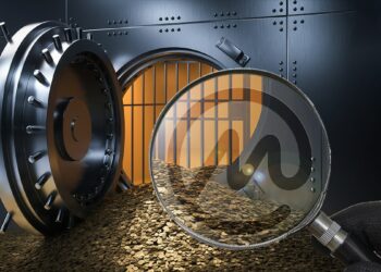 manos sostiene lupa con logo de CoinMarketCap en el lente con bóveda abierta desbordando monedas