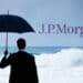 Hombre frente a mar tormentoso y logo de JP Morgan