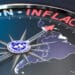 Brújula con logo de la FMI apuntando a "inflación" junto a mapa de Latinoamérica.