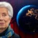 Christine Lagarde y planeta tierra con Europa iluminada con gráfico rojo de fondo representando la inflación