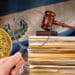 mano sostiene lupa sobre documentos legales junto a criptomoneda con bandera de El Salvador en el fondo