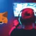 Gamer en la computadora junto a logo de Metamask.