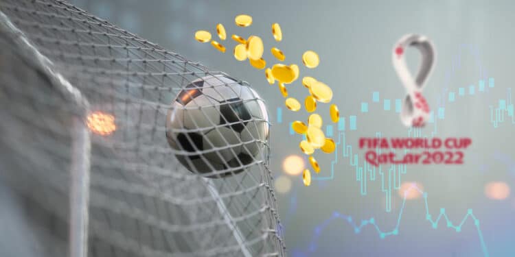 Balón de fútbol en arquería sacudiendo altcoins y logo de qatar 2022 al fondo