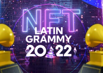 premios del Latin Grammy en frente de plataforma digital con nombre del evento y nft en el fondo