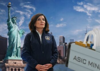 minero de bitcoin en frente de la gobernadora de Nueva York, Kathy Hochul, con ciudad de Nueva York en el fondo