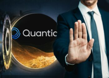 hombre alzando la mano en señal de pare con bóveda llena de monedas con logo de Quantia en el fondo.