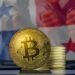 moneda de bitcoin sobre mesa con bandera de panamá en el fondo y personas mostrando rechazo