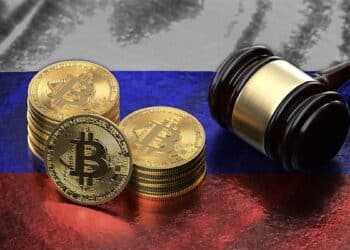 Bitcoin junto a martillo y bandera de Rusia.
