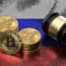 Bitcoin junto a martillo y bandera de Rusia.