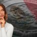 mujer curiosa con moneda de pesos mexicanos con bandera de méxico superpuesta en el fondo