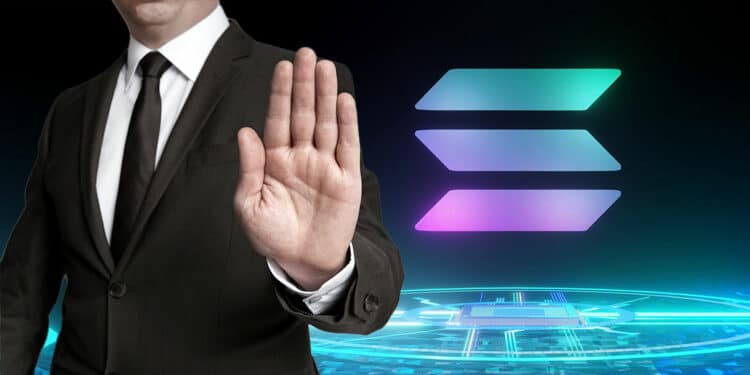 hombre muestra señal de rechazo con logo de Solana sobre platafoma digital en el fondo