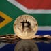 Bitcoin junto a bandera de Suráfrica.