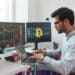Trader analizando el precio de bitcoin.