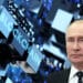vladimir putin con bloques digitales de blockchain en el fondo