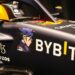 Foto de un coche de carreras fórmula 1 de Oracle Red Bull Racing con los logos de Bybit, Tezos y la imagen de Azuki.