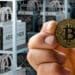 BTC con mineros ASIC al fondo