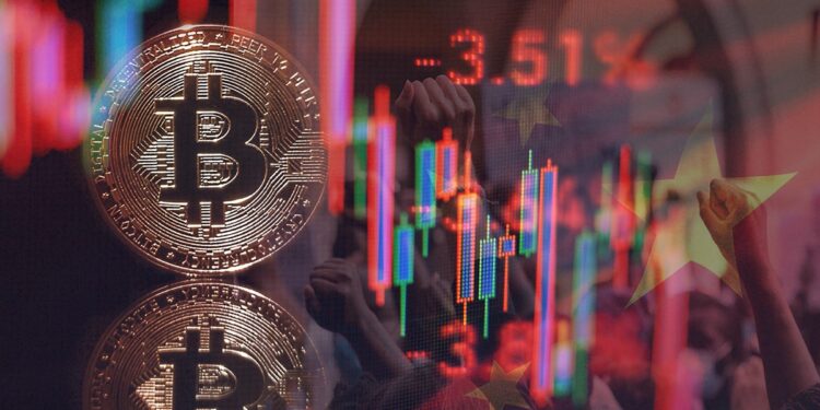 moneda de bitcoin con gráfico de precio en caida con personas protestanto y bandera de China en el fondo