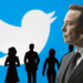 Elon Musk junto a logo de twitter y usuarios.
