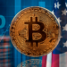 Bitcoin junto a bandera de Estados Unidos.