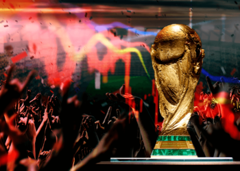 Copa del mundial de futbol junto a gráfico rojo.
