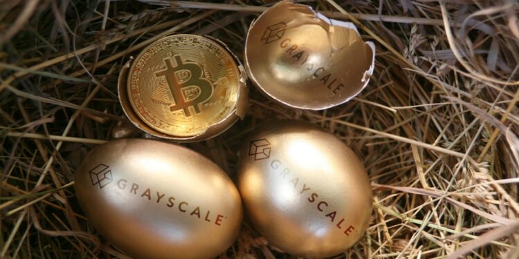moneda de bitcoin dentro de huevo rojo junto huevos dorados con logo de grayscale en nido