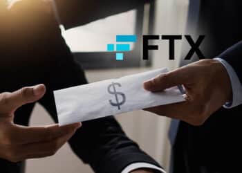 FTX dándole sobre con dinero a su empleado.