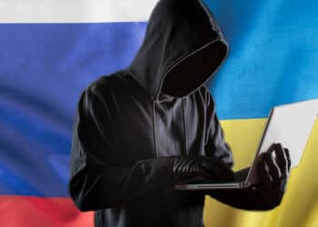 hacker con bandera de rusia y ucrania