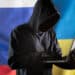 hacker con bandera de rusia y ucrania