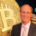 Larry Fink y pilas de Bitcoin con logo de FTX al fondo