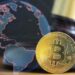 globo terraqueo con btc y mazo de juez al fondo