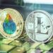 monedas de Lido y Litecoin sobre teclado con gráfico de precio verde superpuesto.
