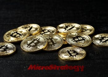 monedas de btc y logo de microstrategy
