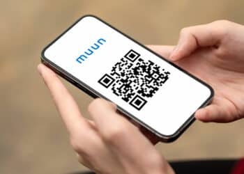 mano con teléfono y qr con logo de muun wallet