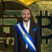 Nayib Bukele, presidente de El Salvador, en frente de monedas de Bitcoin y FTX con grietas