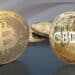 Monedas de BTC y CBDC con bandera de Nigeria