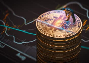 minero usando pico sobre monedas de bitcoin apiladas con 2023 reflejado y gráfico en el fondo