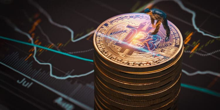 minero usando pico sobre monedas de bitcoin apiladas con 2023 reflejado y gráfico en el fondo