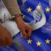 mujer esposada con imagen de soborno y bandera de europa en el fondo