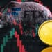 oso de FTX caminando entre gráficos de precio en caida con moneda en el frente desafiandolo